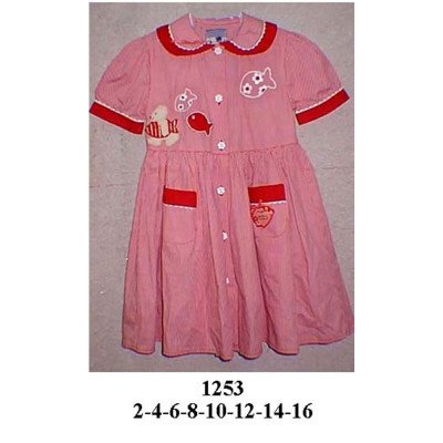 1253 - Molde de Vestido con cuello peter pan, cierre frontal de botones, manga corta con puño, corte en la cintura con frunces y bolsillos de parche con tapa