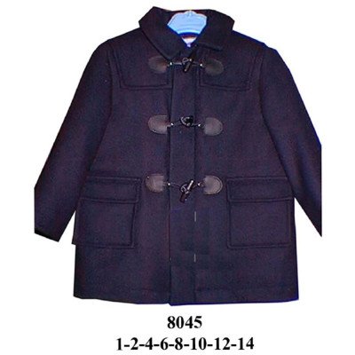 8045 - Molde de Abrigo corto estilo duffle de paño con cuello camisero, cierres de trencilla con pasadores y bolsillos parche con solapa