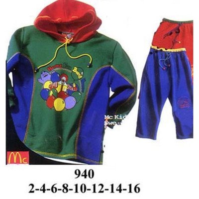 940 - Molde de Buzo infantil con polerón de gorro ajustable, mangas largas en contraste y pantalón con pretina elasticada, bolsillos laterales y puño